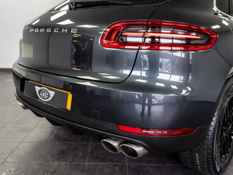 PORSCHE MACAN