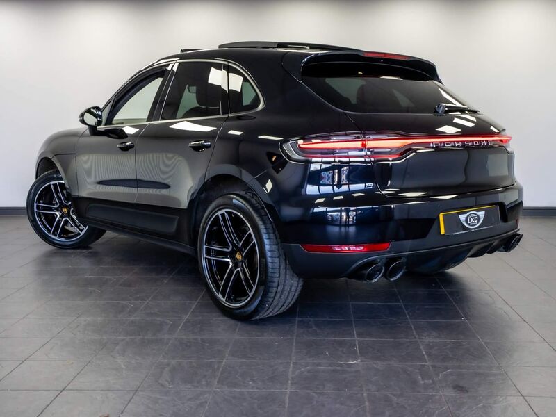 PORSCHE MACAN