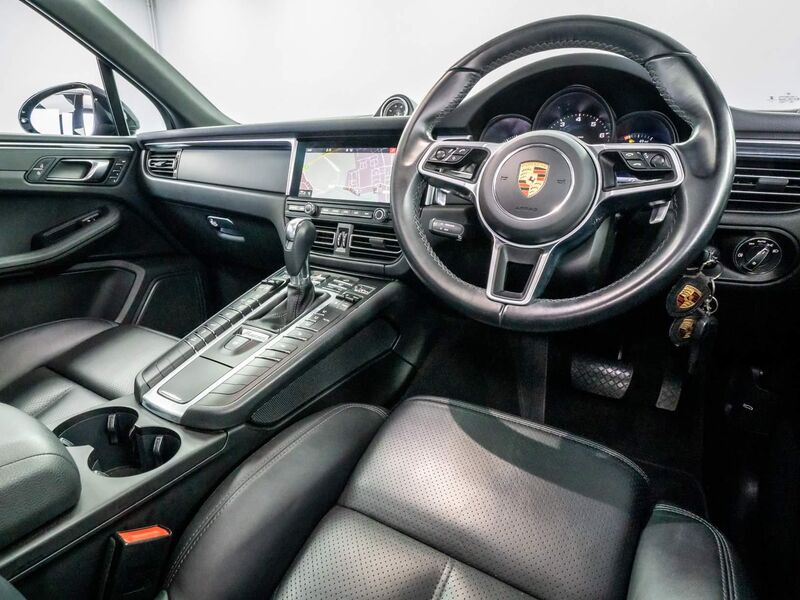 PORSCHE MACAN