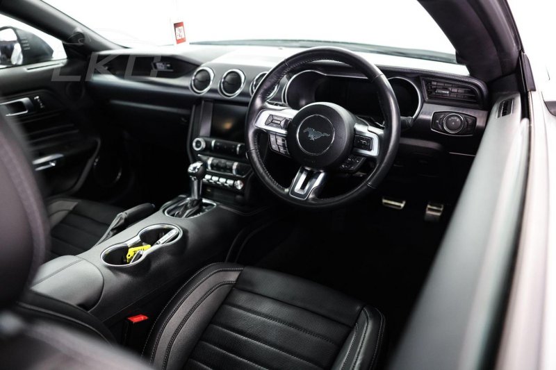 FORD MUSTANG