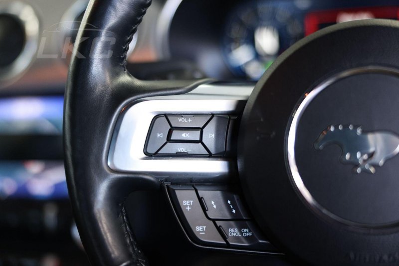 FORD MUSTANG