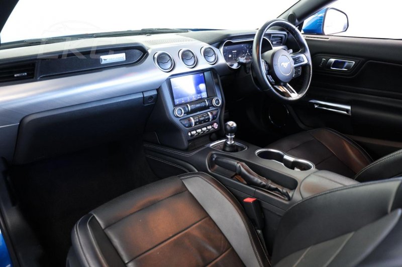 FORD MUSTANG