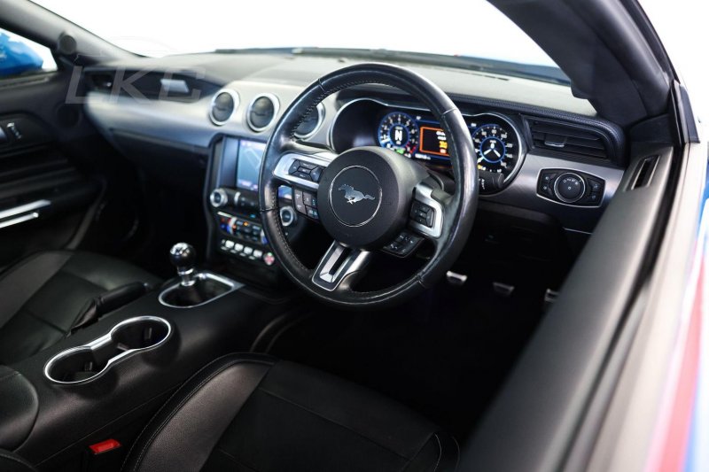 FORD MUSTANG