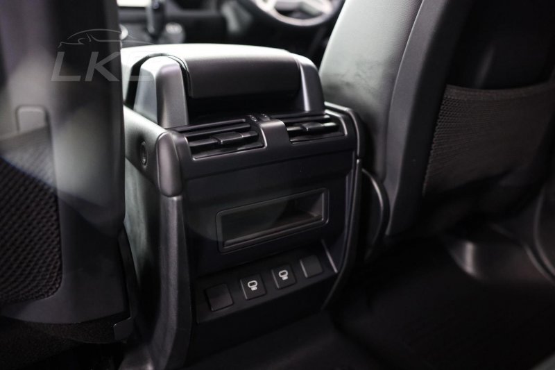 LAND ROVER DEFENDER 110